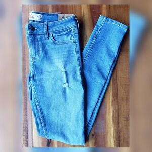 HOLLISTER Distressed Super Skinny  Jeans